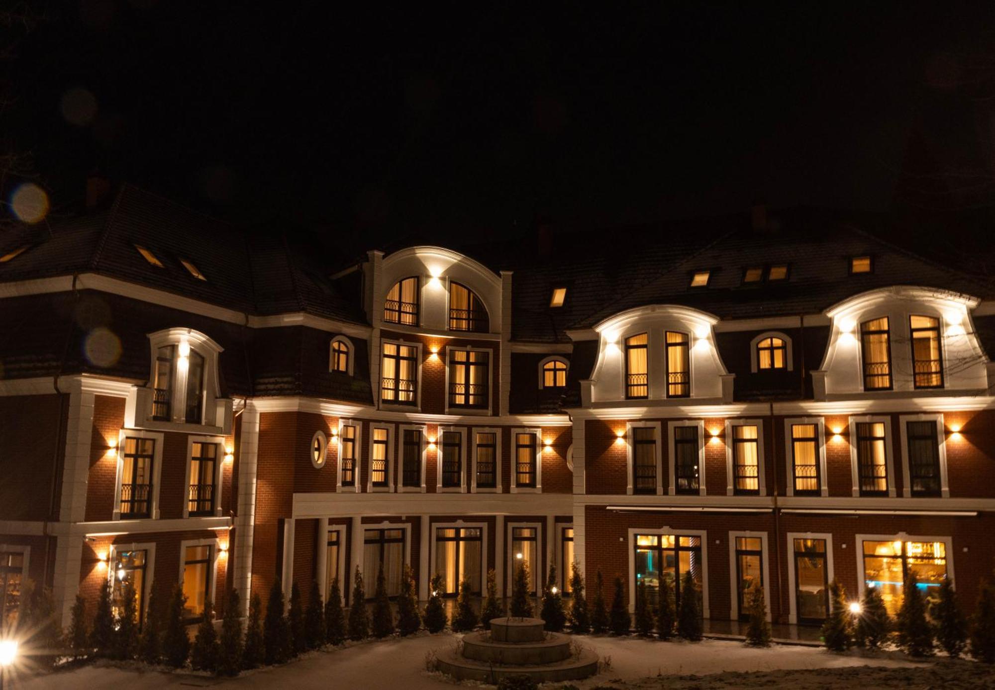 Park Hotel Bristol Uschhorod Exterior foto