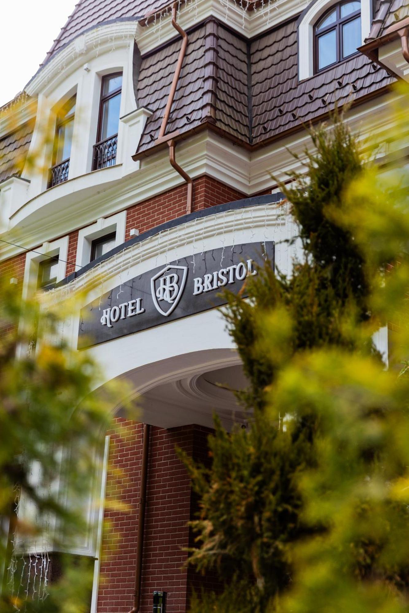 Park Hotel Bristol Uschhorod Exterior foto